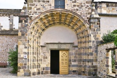 Portal St. Pierre, Blesle ©wikipedia